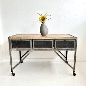 Vintage arbejdsbord på hjul✨
