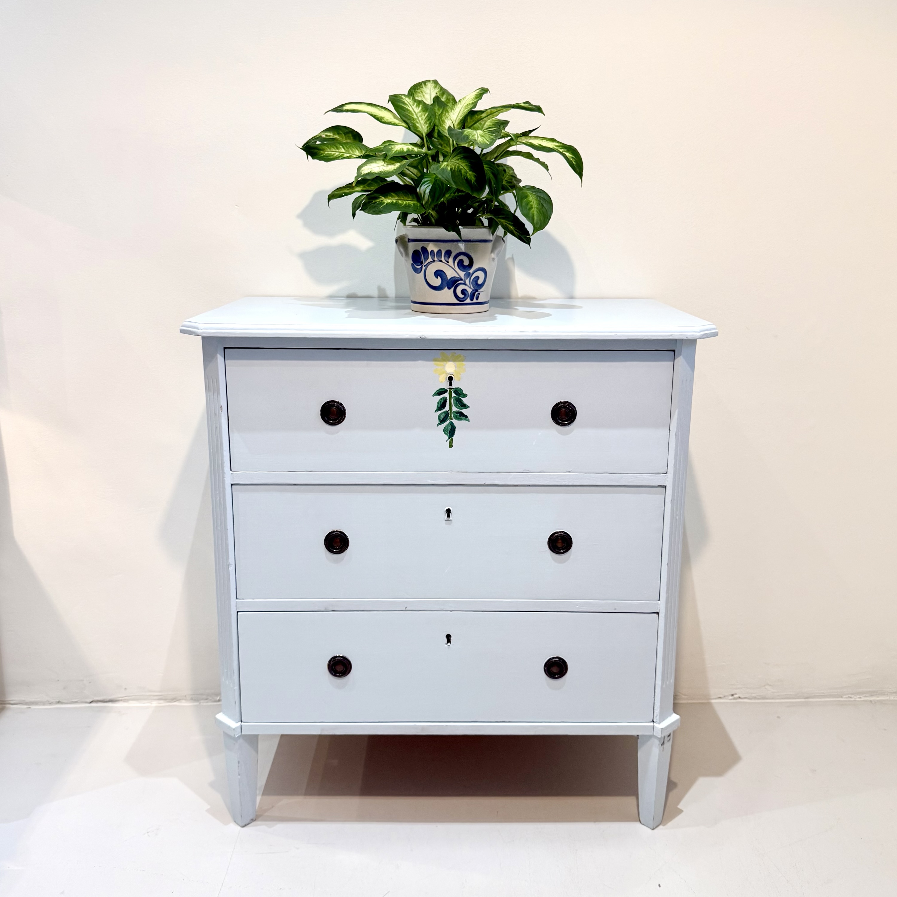 Charmerende svensk kommode🌿
