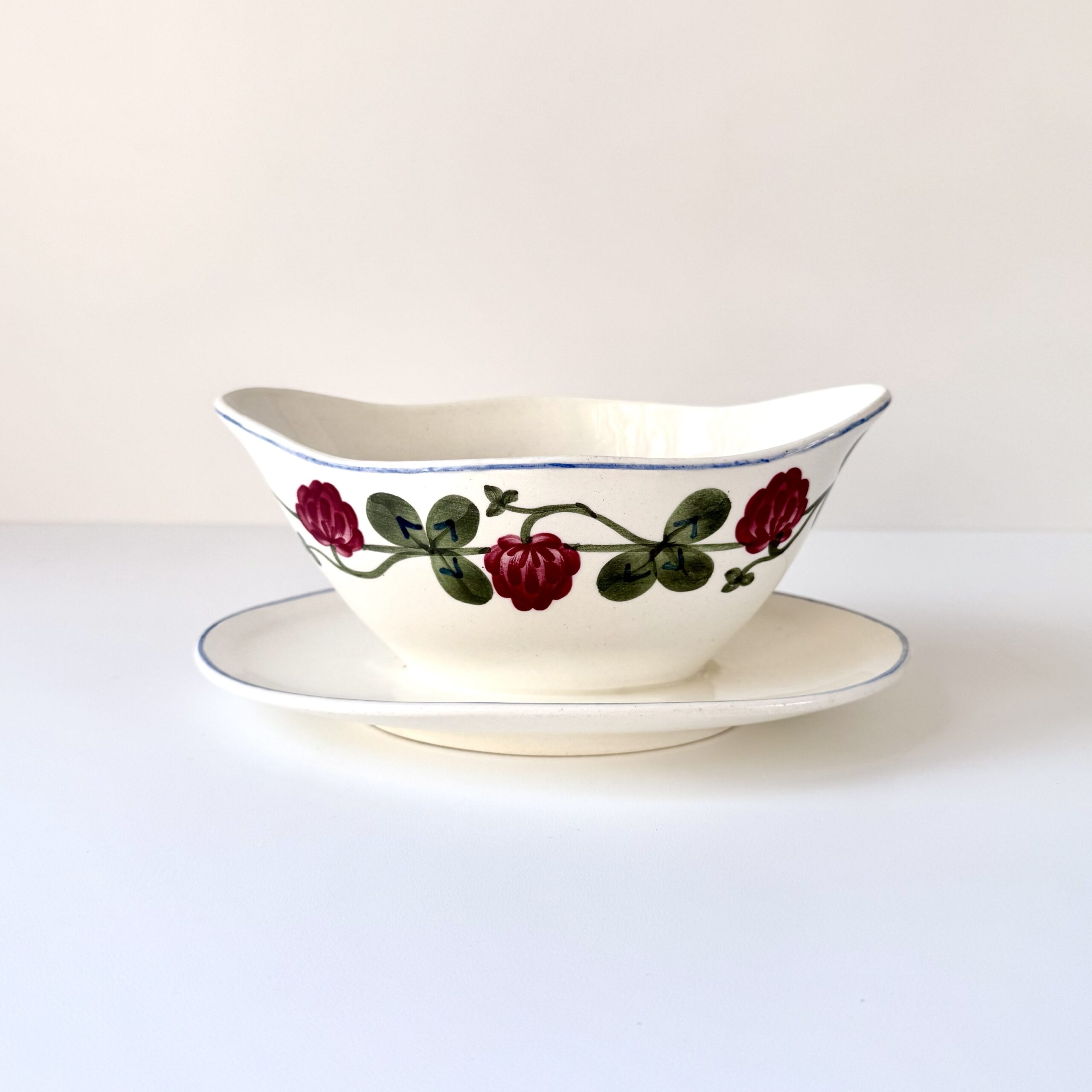 Rødkløver sauceskål                         fra Aluminia 🌿